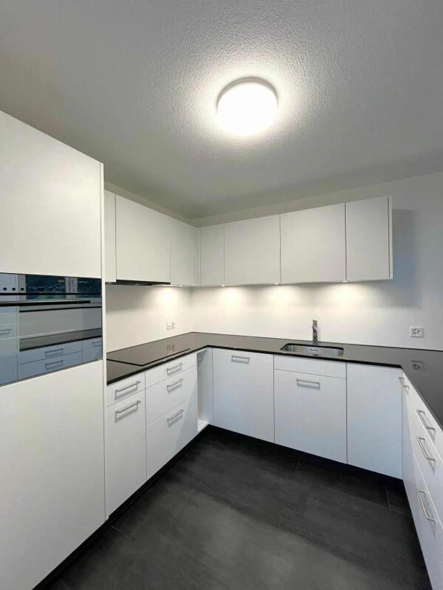 Appartement spacieux de 2,5 pièces avec grotte et coin salon dans le jardin ! - Photo 4 sur 18