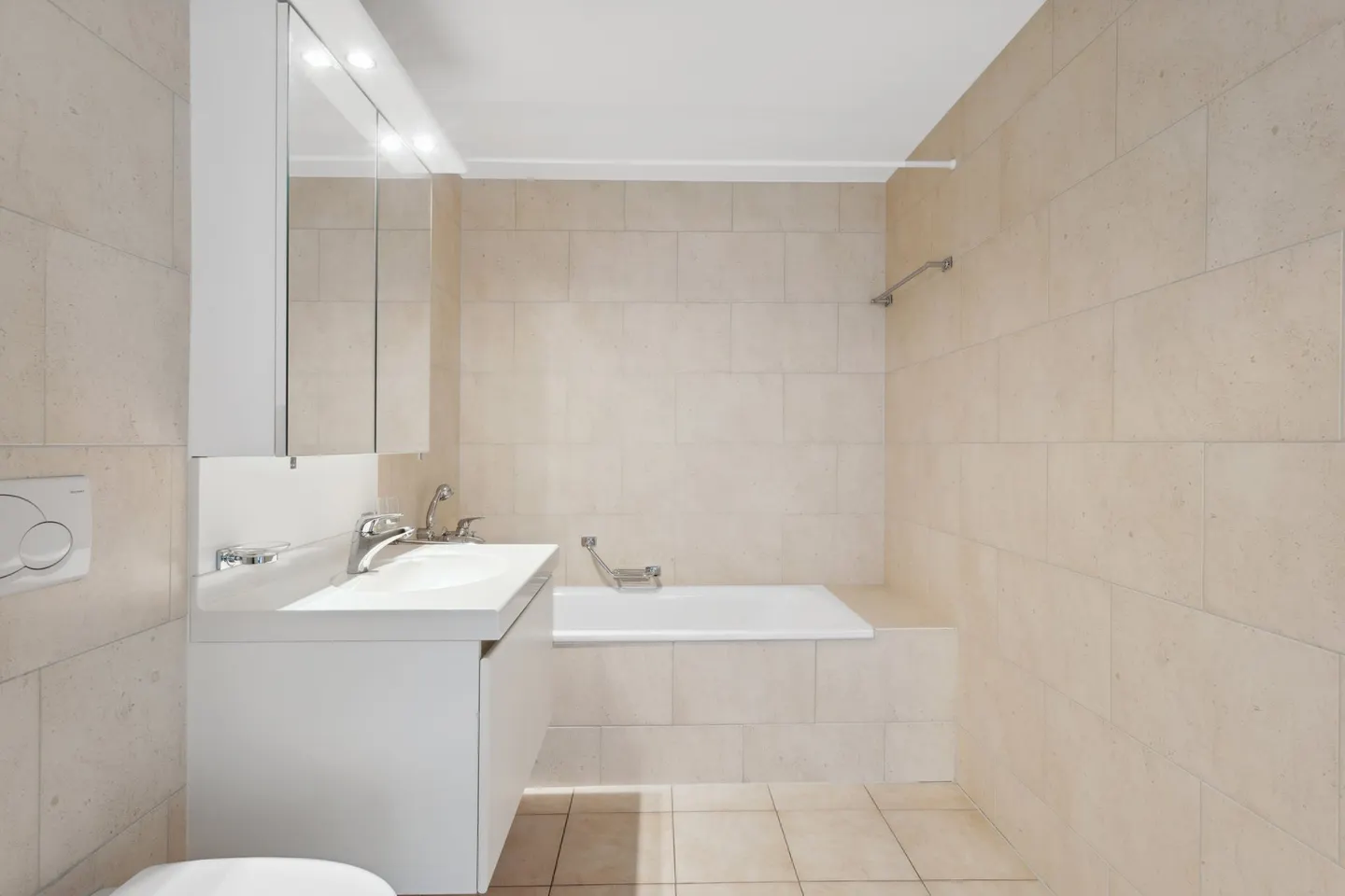 Absolute comfort with private washing column - Photo 4 of 5