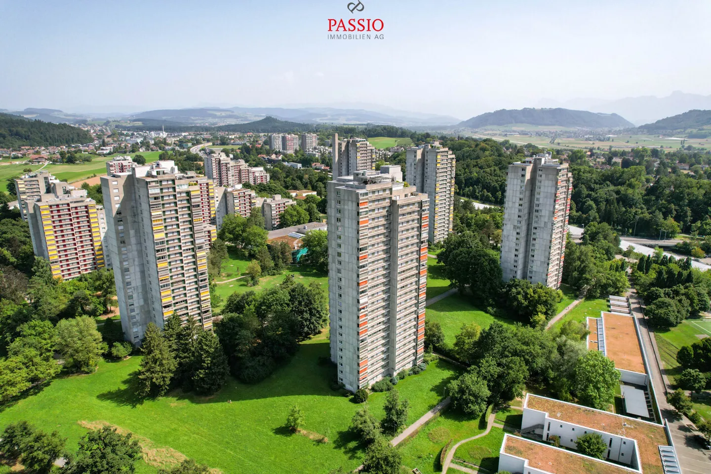 Ampio appartamento di 5,5 stanze con vista panoramica in posizione centrale - Foto 2 di 25