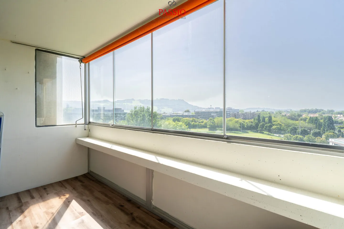 Ampio appartamento di 5,5 stanze con vista panoramica in posizione centrale - Foto 3 di 25