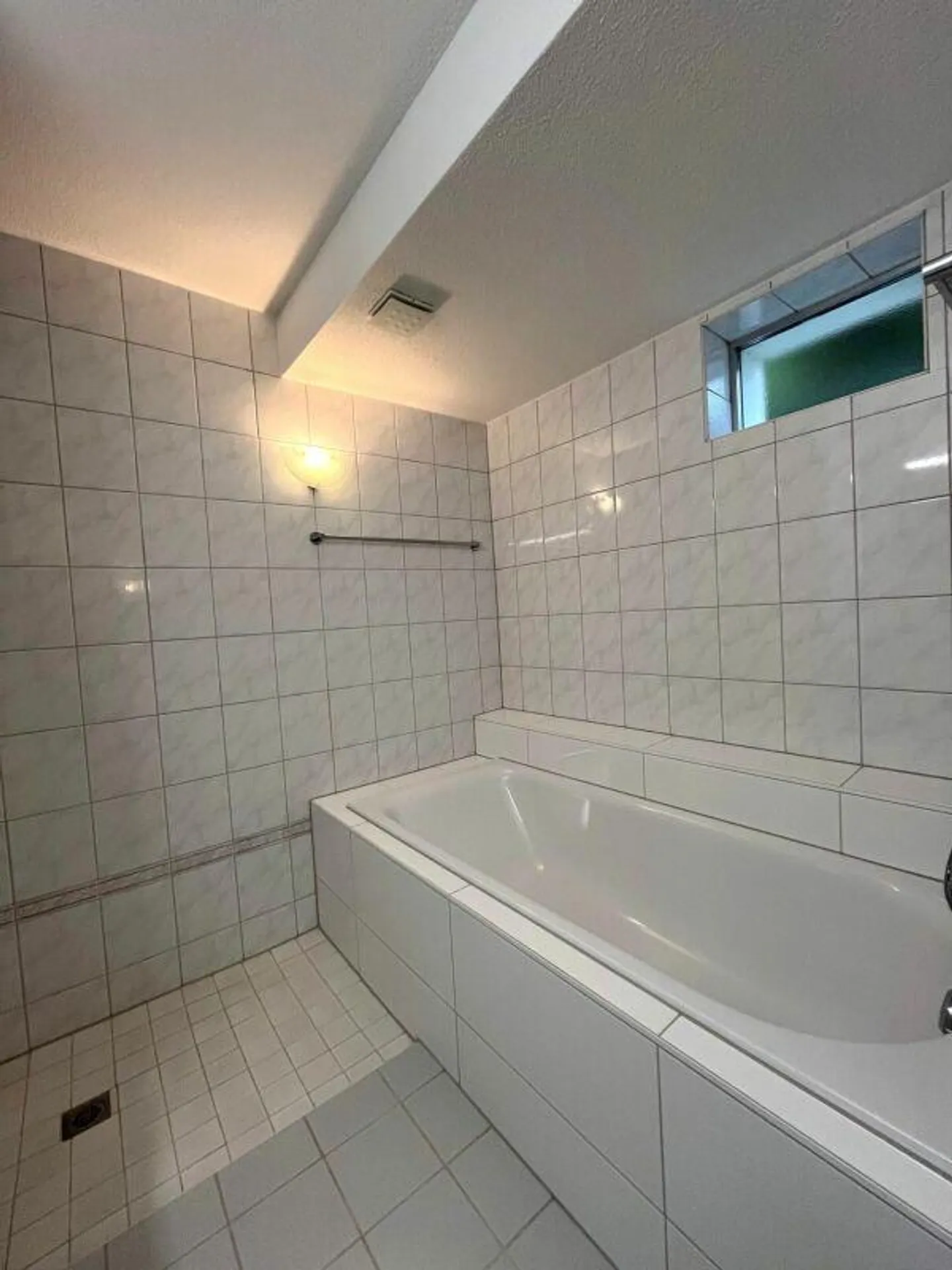 Appartement spacieux de 2,5 pièces avec grotte et coin salon dans le jardin ! - Photo 7 sur 18