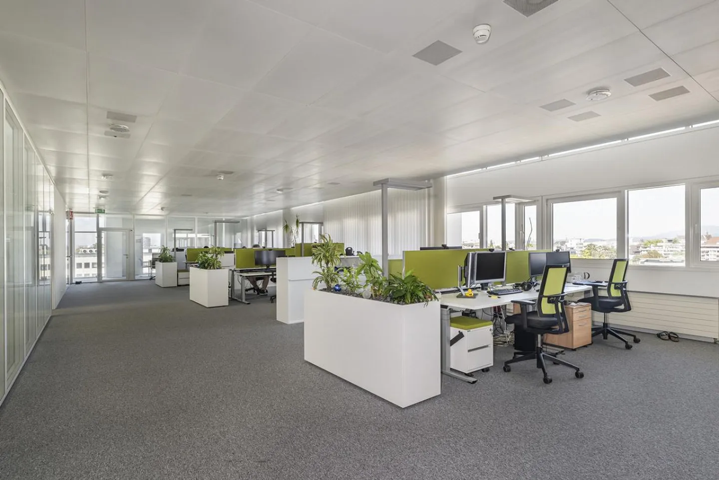 Shop/Office 64m2 - Office spaces approx. 200 to 400m2 - next to SBB train station - Photo 3 of 13