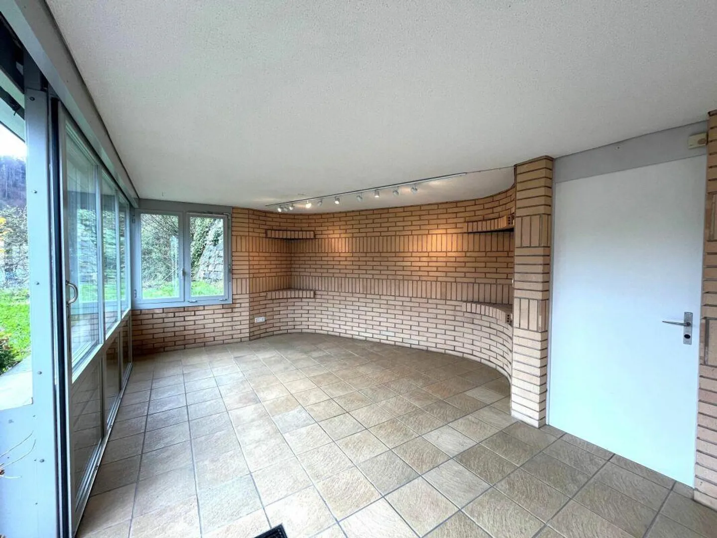 Appartement spacieux de 2,5 pièces avec grotte et coin salon dans le jardin ! - Photo 9 sur 18