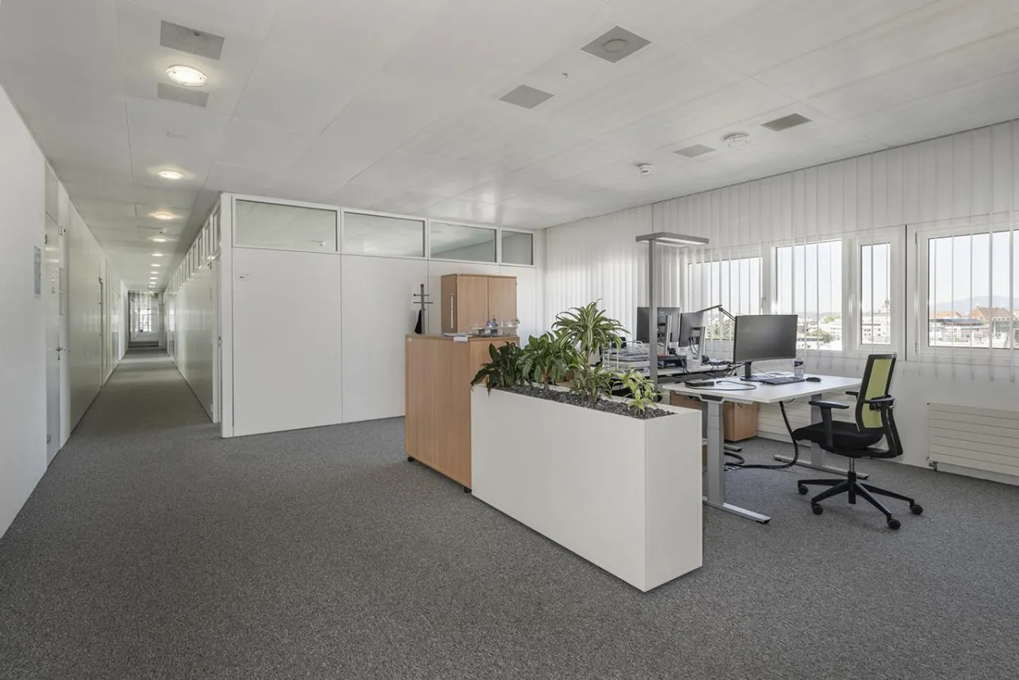 Shop/Office 64m2 - Office spaces approx. 200 to 400m2 - next to SBB train station - Photo 7 of 13