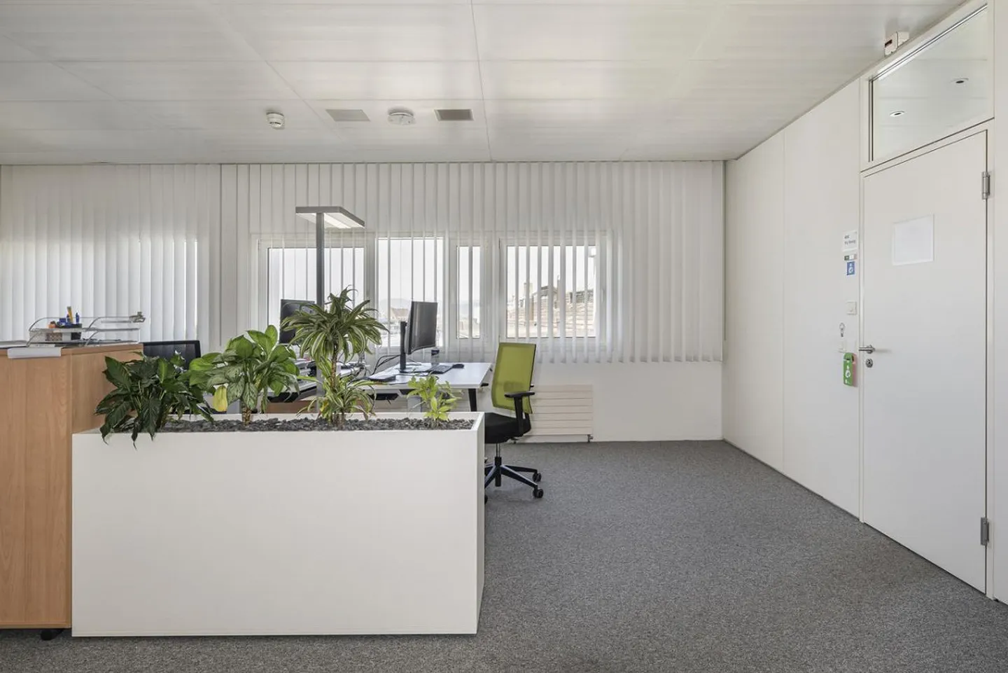 Shop/Office 64m2 - Office spaces approx. 200 to 400m2 - next to SBB train station - Photo 9 of 13