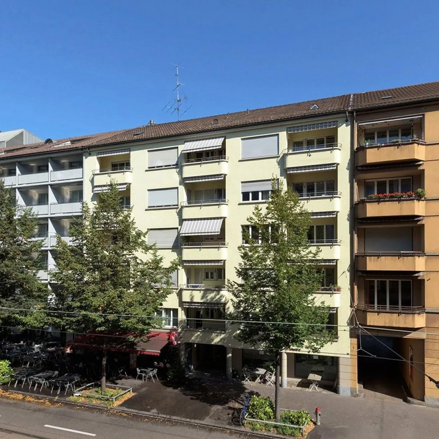 Parcheggio esterno direttamente alla stazione ferroviaria di Enge - Foto 1 di 2