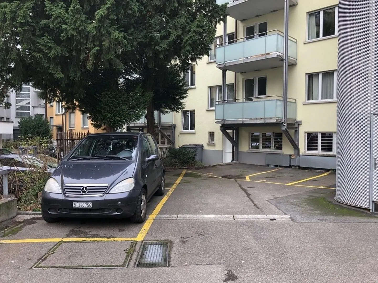 Parcheggio esterno direttamente alla stazione ferroviaria di Enge - Foto 2 di 2