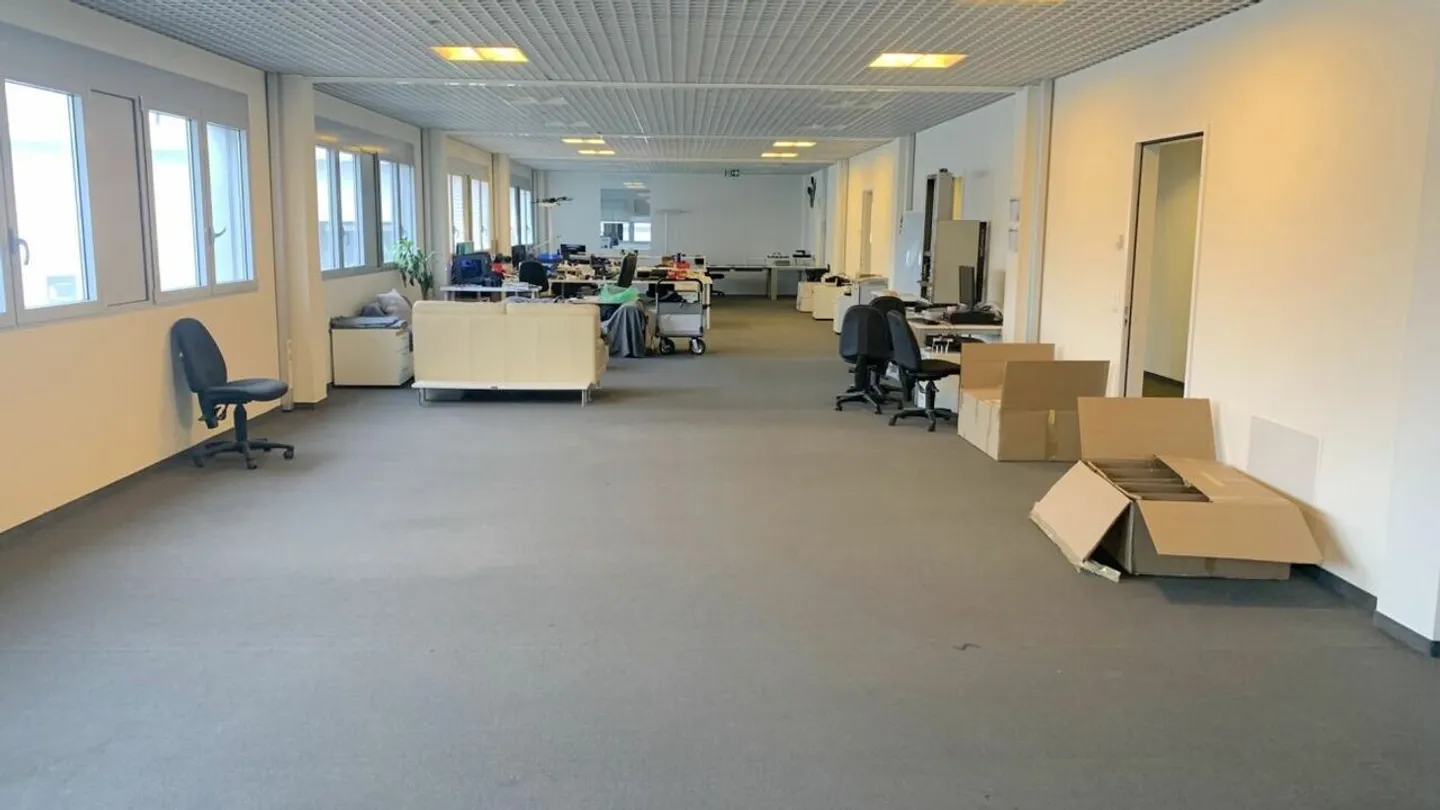 Vaud offices, workshop and storage of 2000 m2 for rent in Cheseaux - Photo 2 of 7
