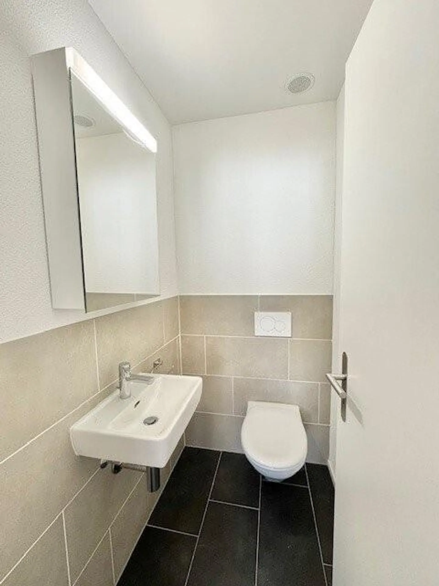 Modern 3.5-room apartment with balcony & washing tower - Photo 7 of 9