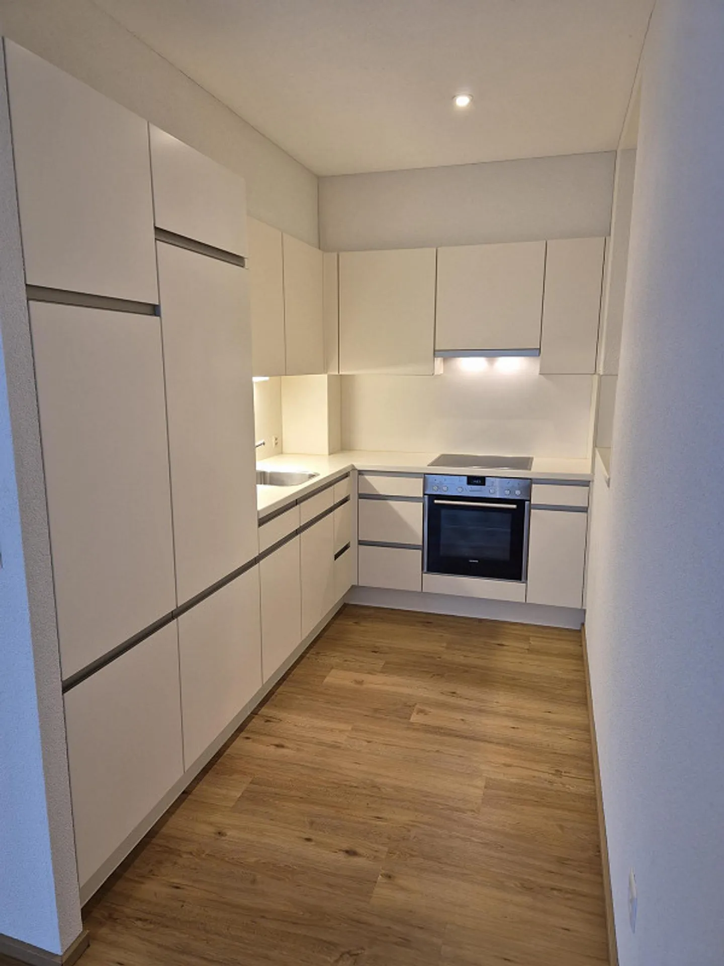 Appartamento 2,5 locali in un quartiere tranquillo vicino all'accesso alla stazione principale - Foto 3 di 9