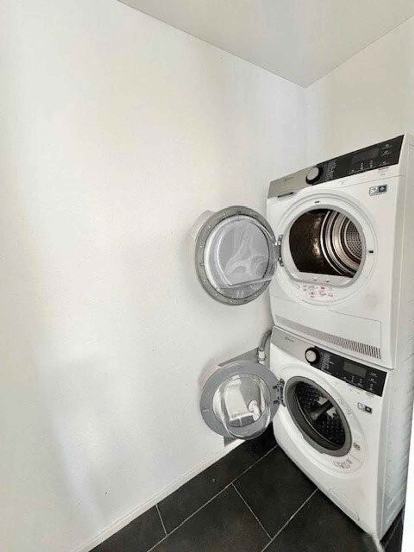 Modern 3.5-room apartment with balcony & washing tower - Photo 9 of 9