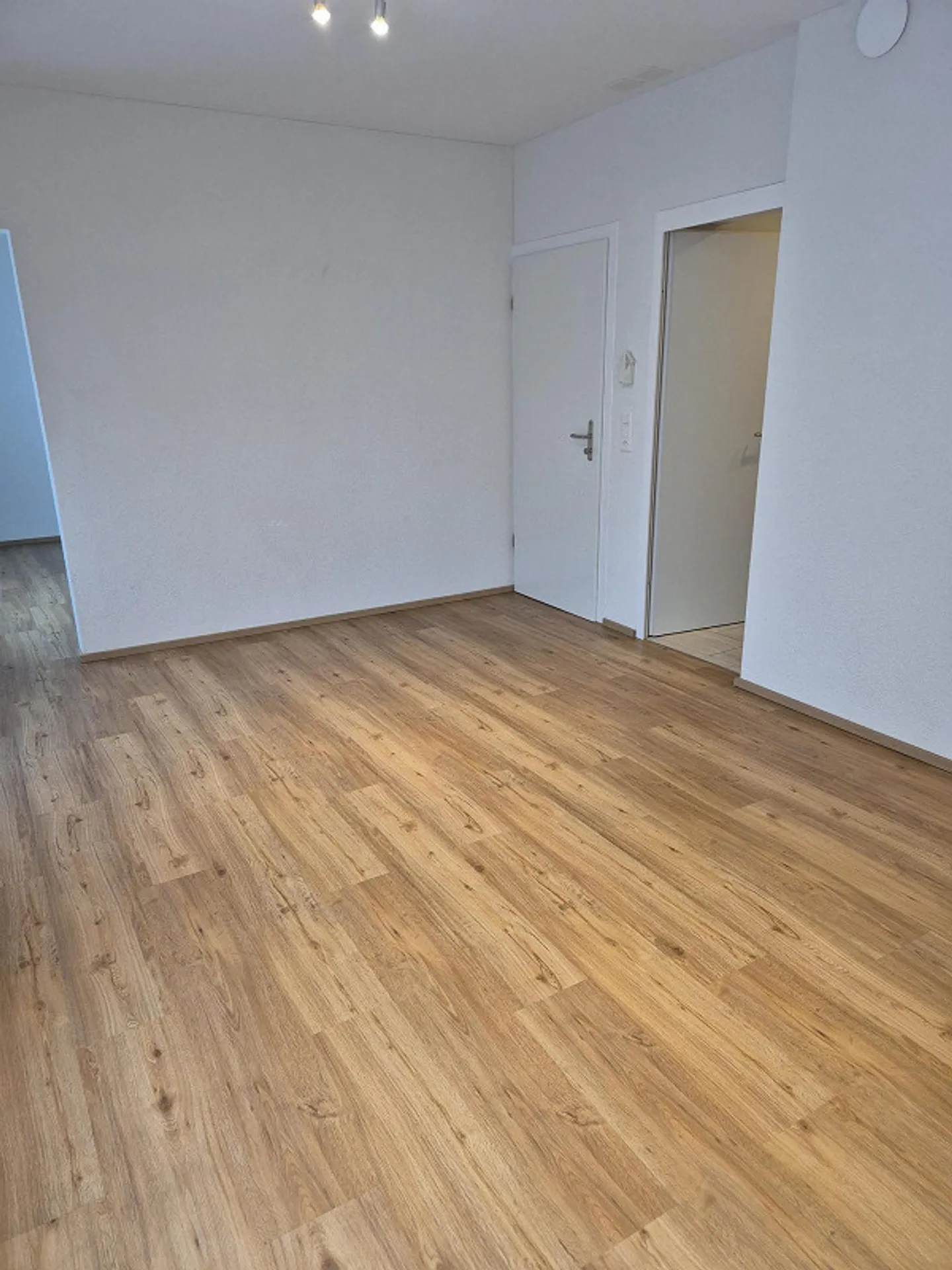 Appartamento 2,5 locali in un quartiere tranquillo vicino all'accesso alla stazione principale - Foto 6 di 9