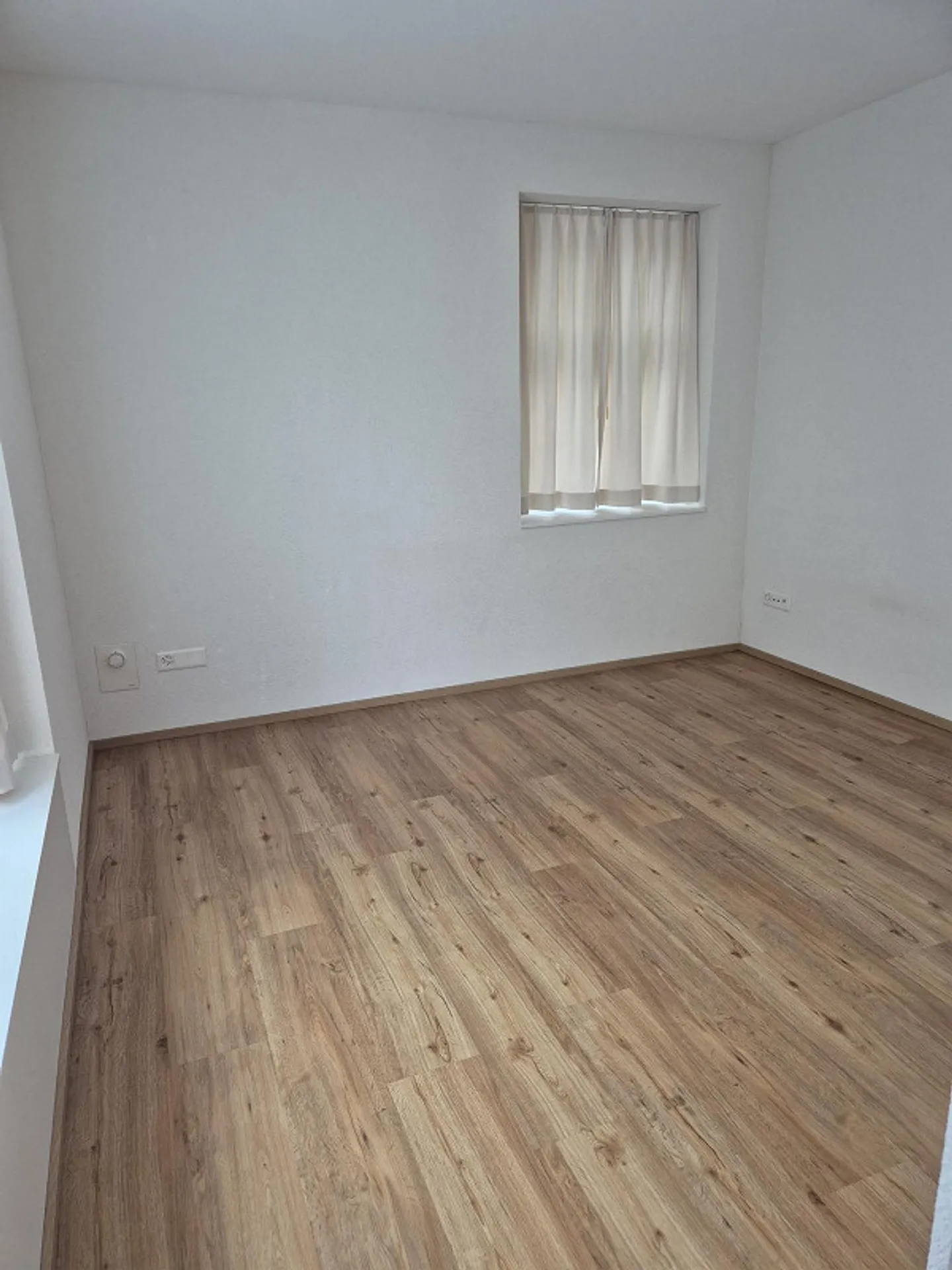 Appartamento 2,5 locali in un quartiere tranquillo vicino all'accesso alla stazione principale - Foto 7 di 9