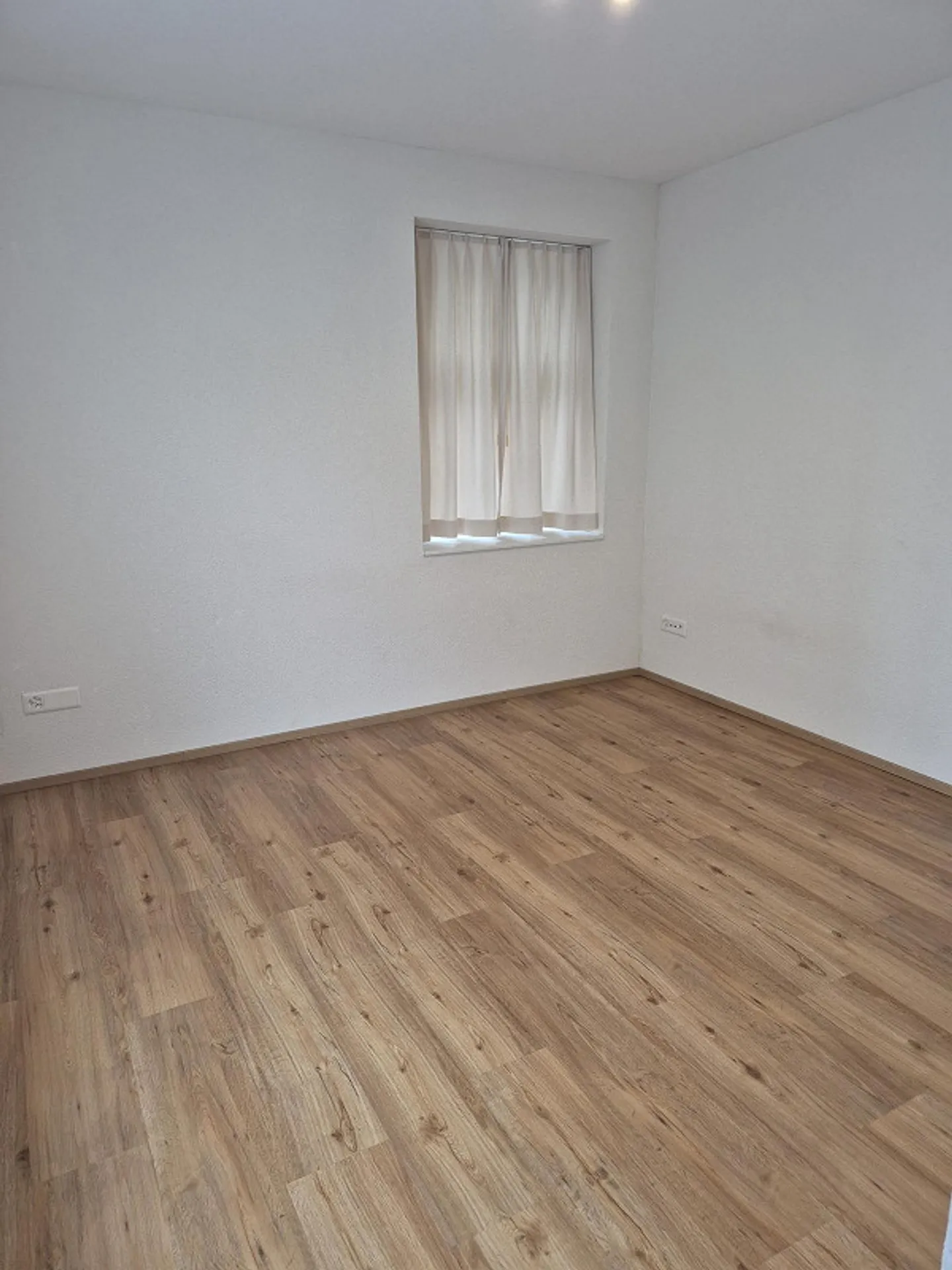 Appartamento 2,5 locali in un quartiere tranquillo vicino all'accesso alla stazione principale - Foto 8 di 9