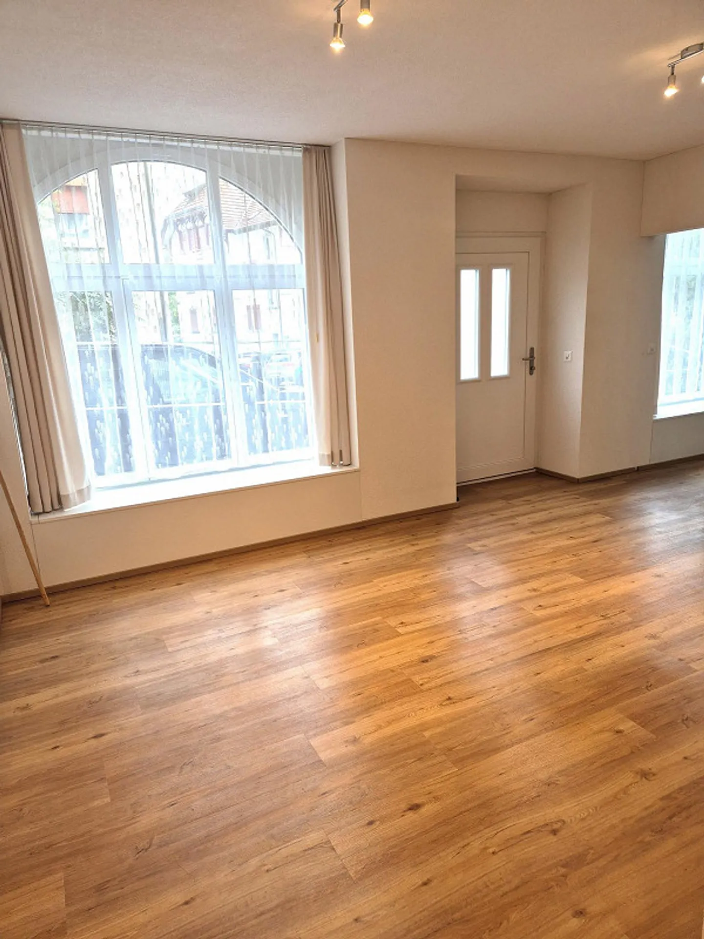 Appartamento 2,5 locali in un quartiere tranquillo vicino all'accesso alla stazione principale - Foto 5 di 9