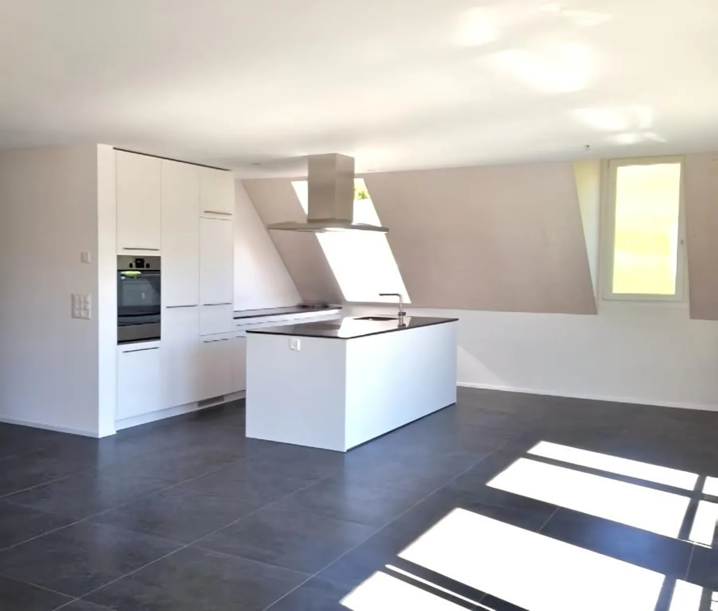 Appartement en duplex attrayant de 4,5 pièces dans un emplacement calme à Kollbrunn - Photo 2 sur 8