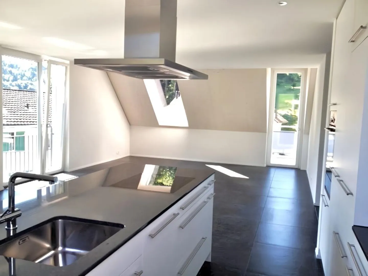 Appartement en duplex attrayant de 4,5 pièces dans un emplacement calme à Kollbrunn - Photo 3 sur 8