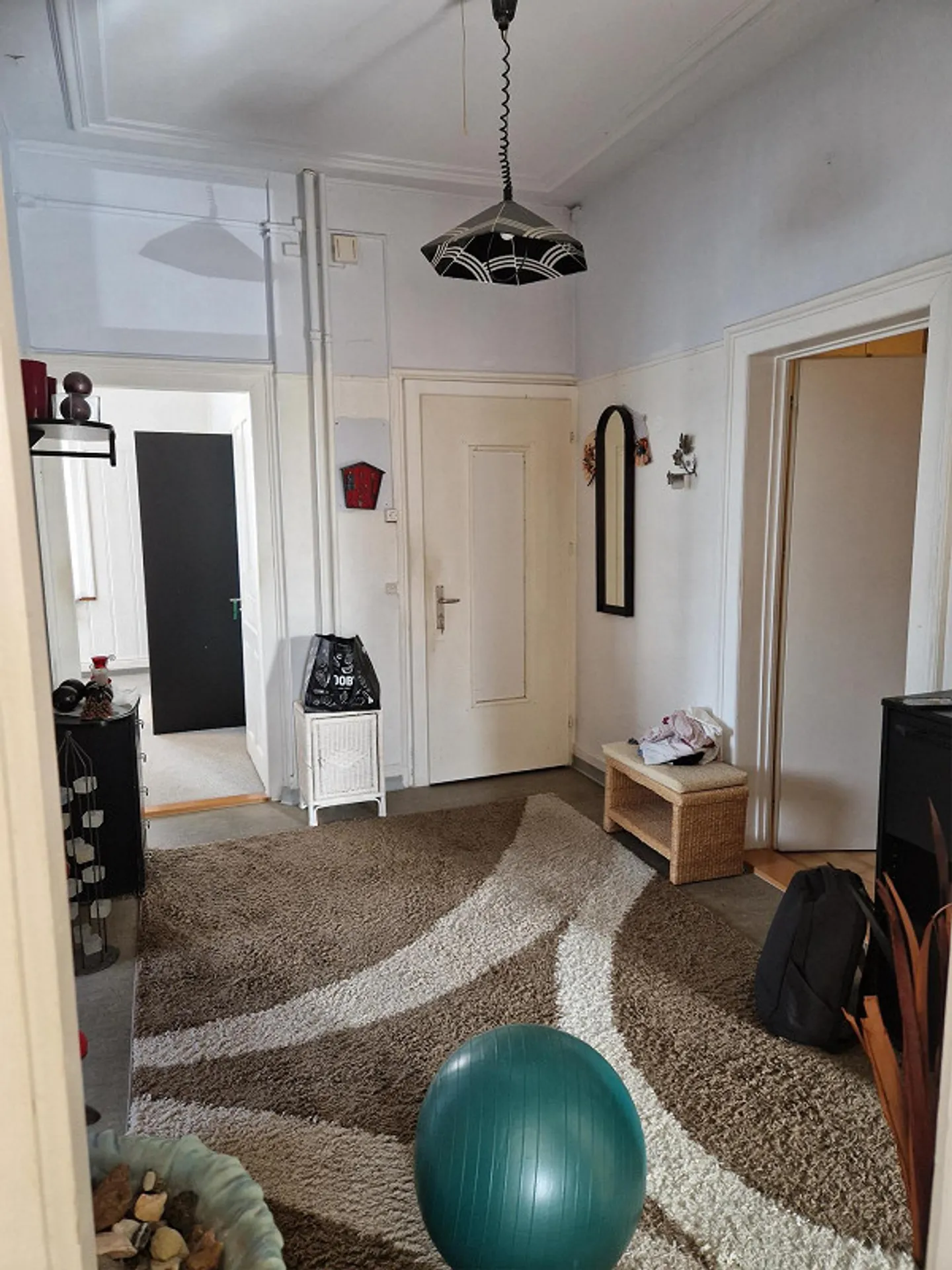 appartement spacieux de 3 pièces dans un ancien bâtiment - Photo 1 sur 4
