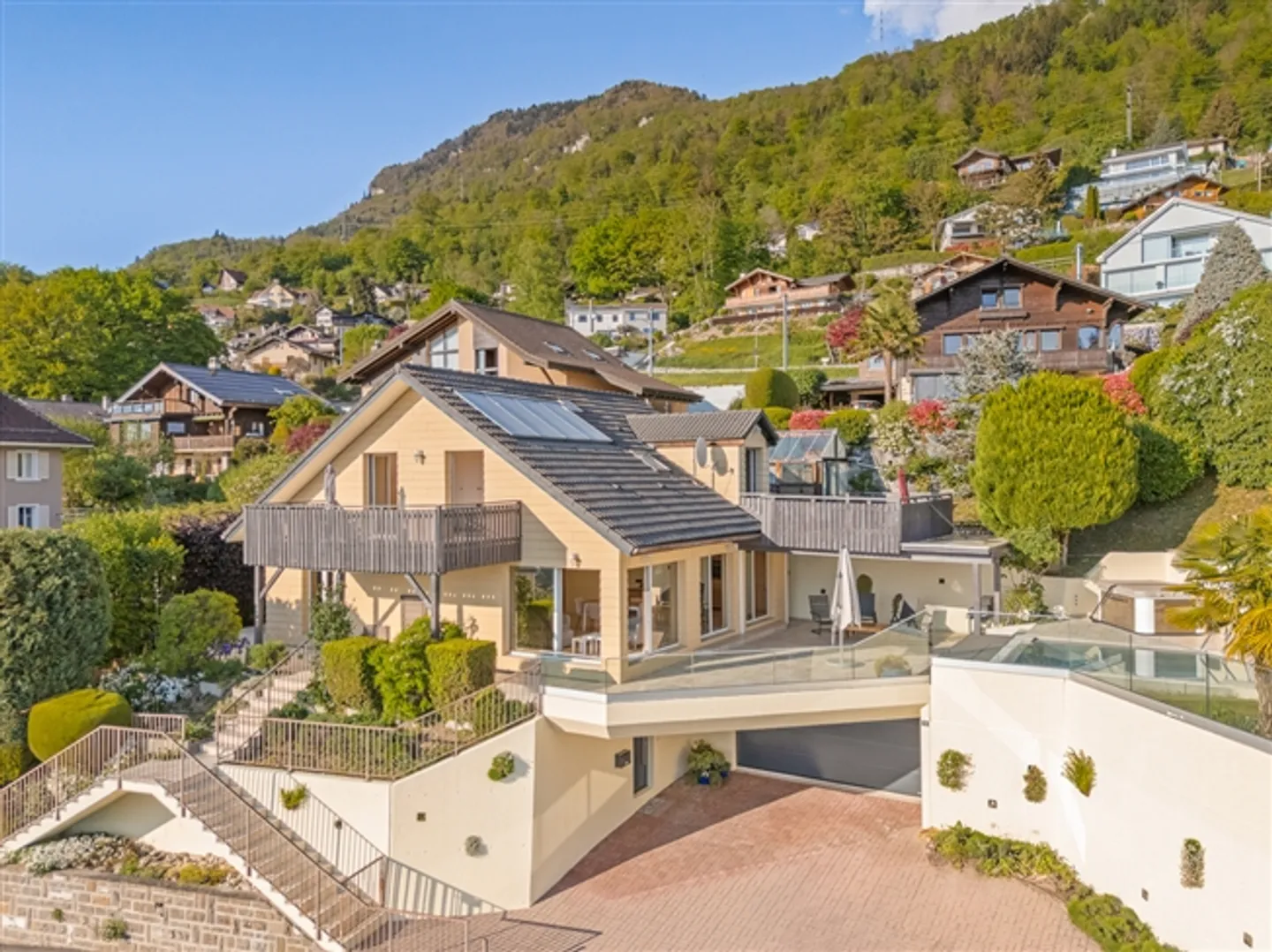 Magnificent independent property with stunning views - Photo 3 of 18