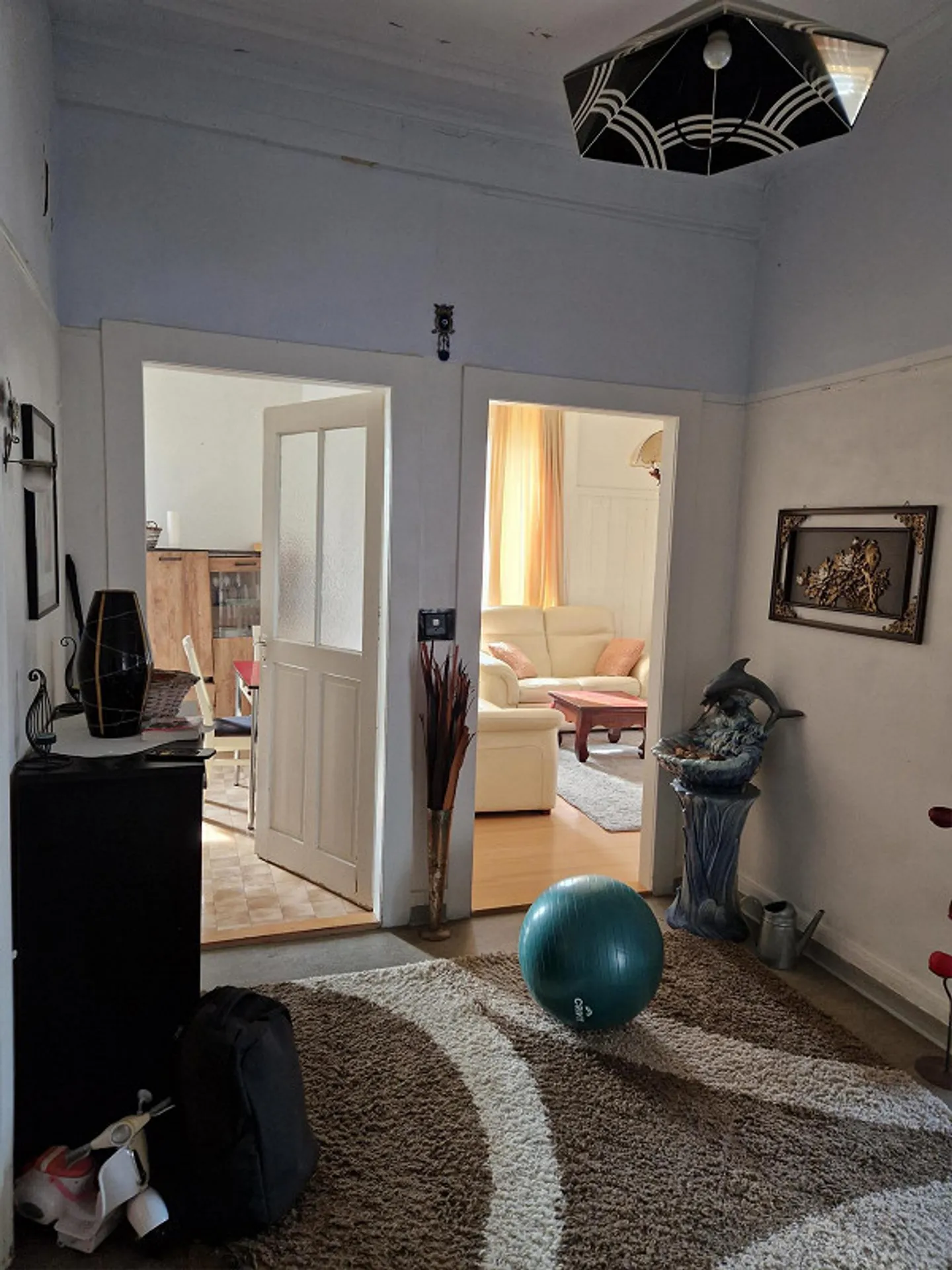 appartement spacieux de 3 pièces dans un ancien bâtiment - Photo 2 sur 4