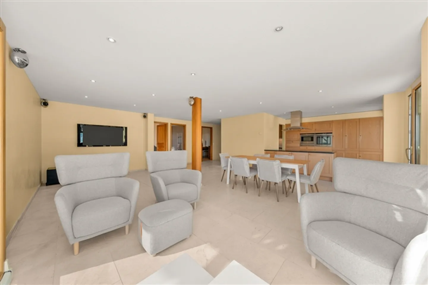 Magnificent independent property with stunning views - Photo 4 of 18