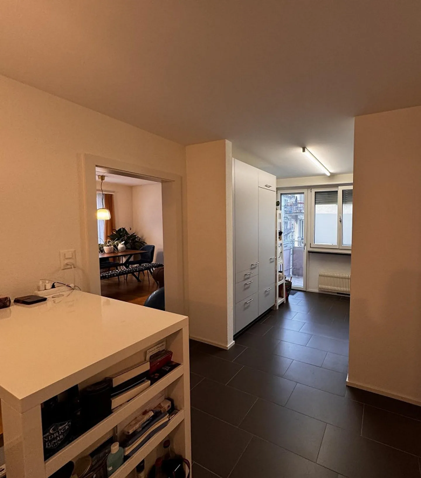 Appartement de 2,5 pièces situé au cœur de Zurich avec balcon - Photo 2 sur 6