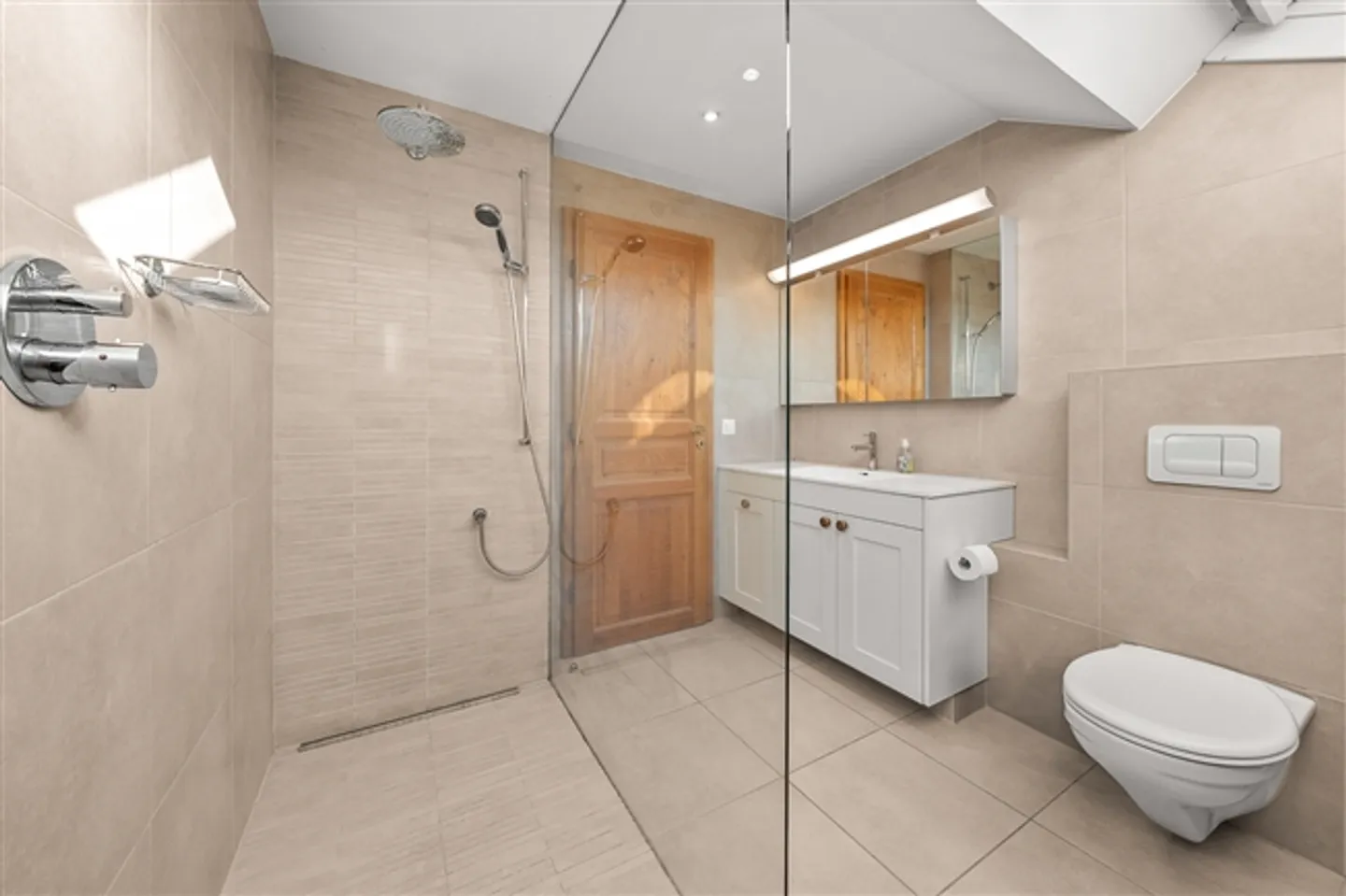 Magnificent independent property with stunning views - Photo 13 of 18