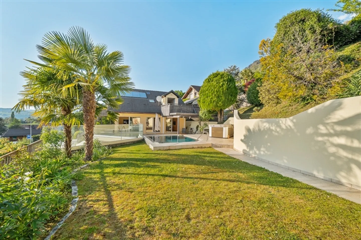 Magnificent independent property with stunning views - Photo 15 of 18