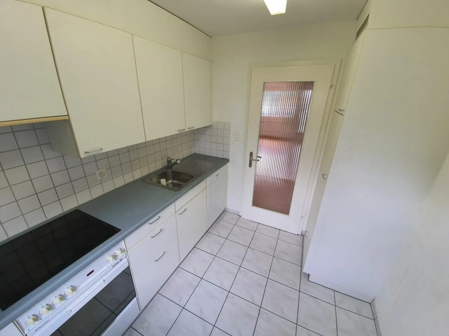 Helle Wohnung mit Balkon im EG und attraktivem Parkplatz Angebot! - Foto 3 von 11