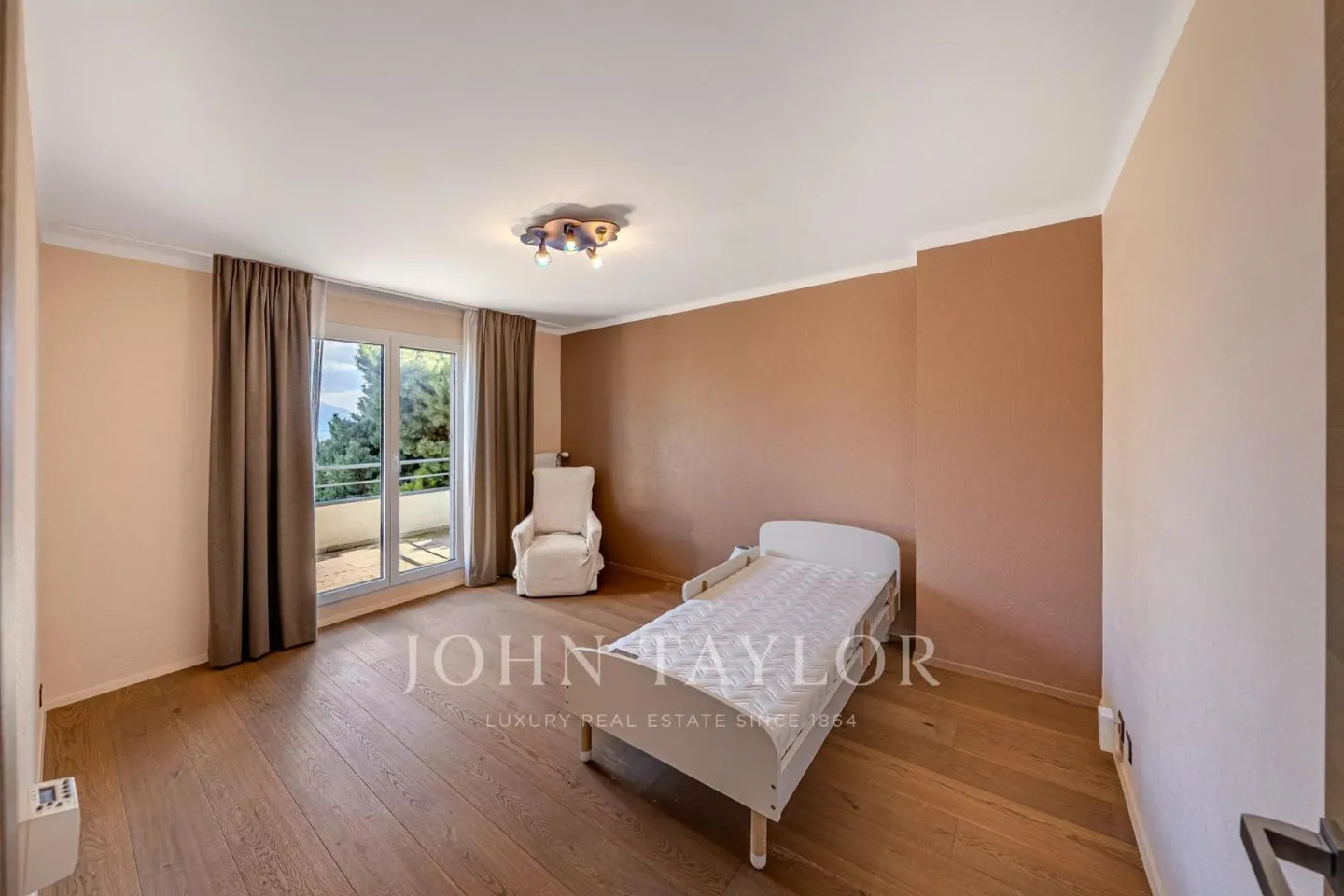 Villa 8.5 rooms - Photo 11 of 13