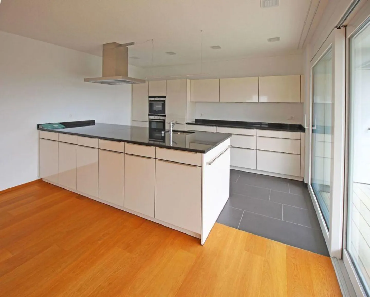 Sonnige 4,5-Zimmer-Wohnung in Aeschi - Foto 3 von 8