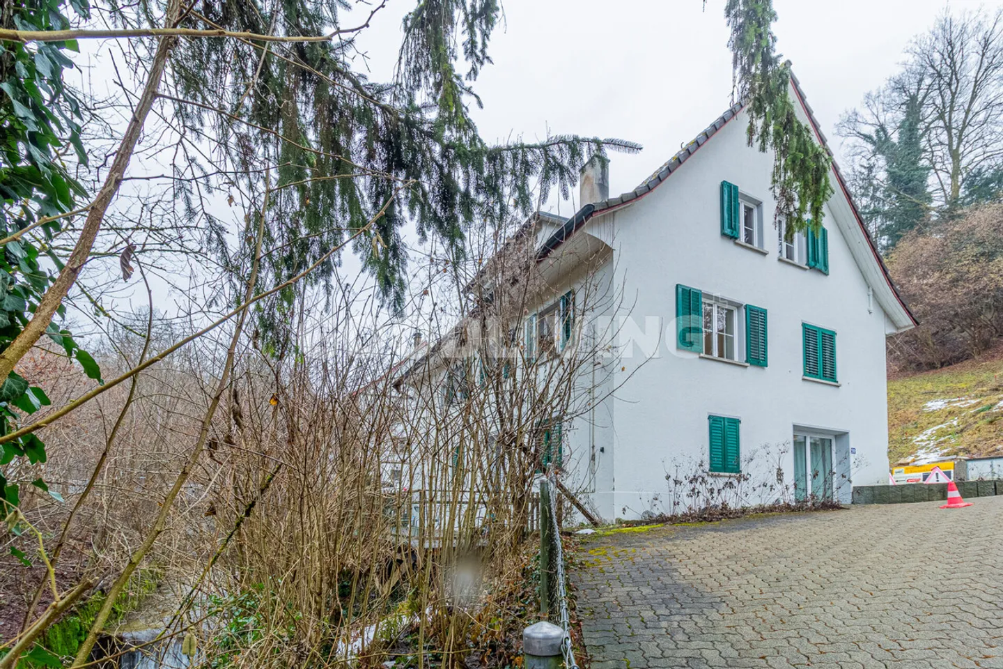 Vielseitiges Mehrfamilienhaus - Foto 2 von 7