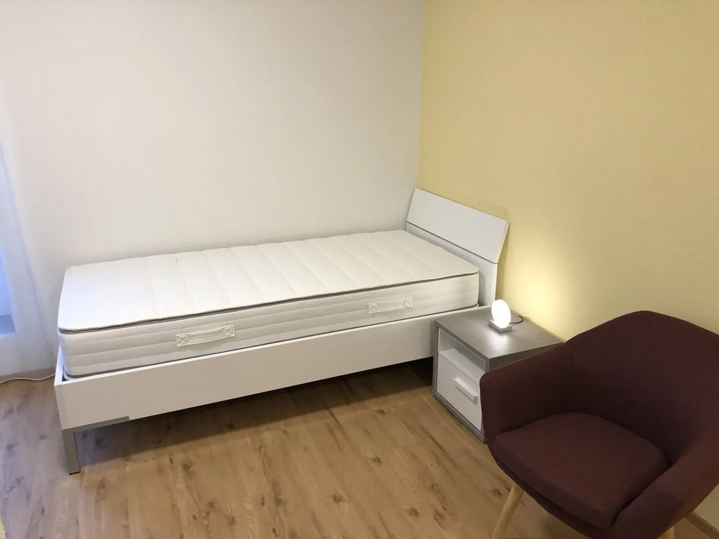 «Helle, gepflegte Zimmer in ruhiger Liegenschaft» - Foto 2 von 4