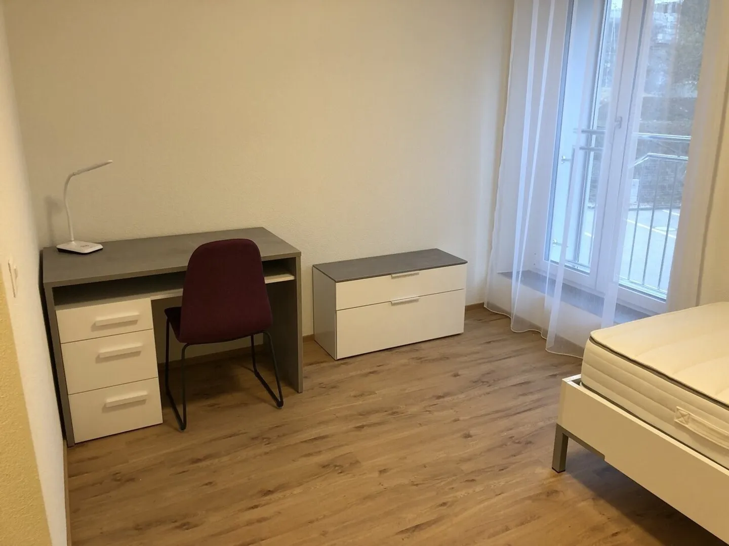 «Helle, gepflegte Zimmer in ruhiger Liegenschaft» - Foto 3 von 4