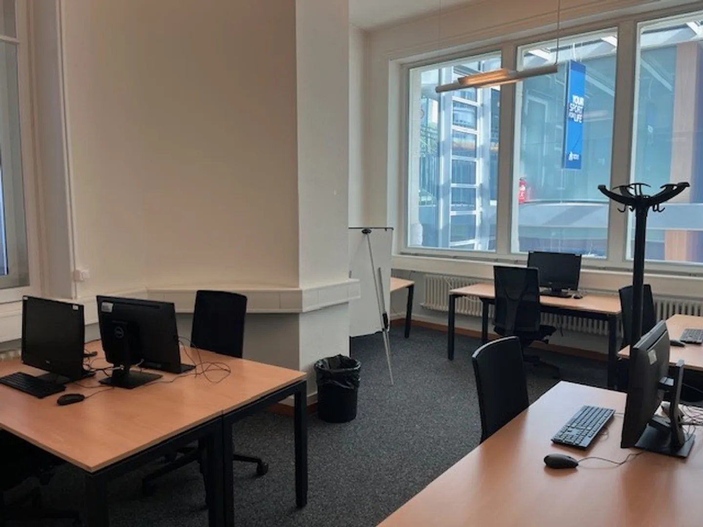 Office space for rent - Photo 1 of 11