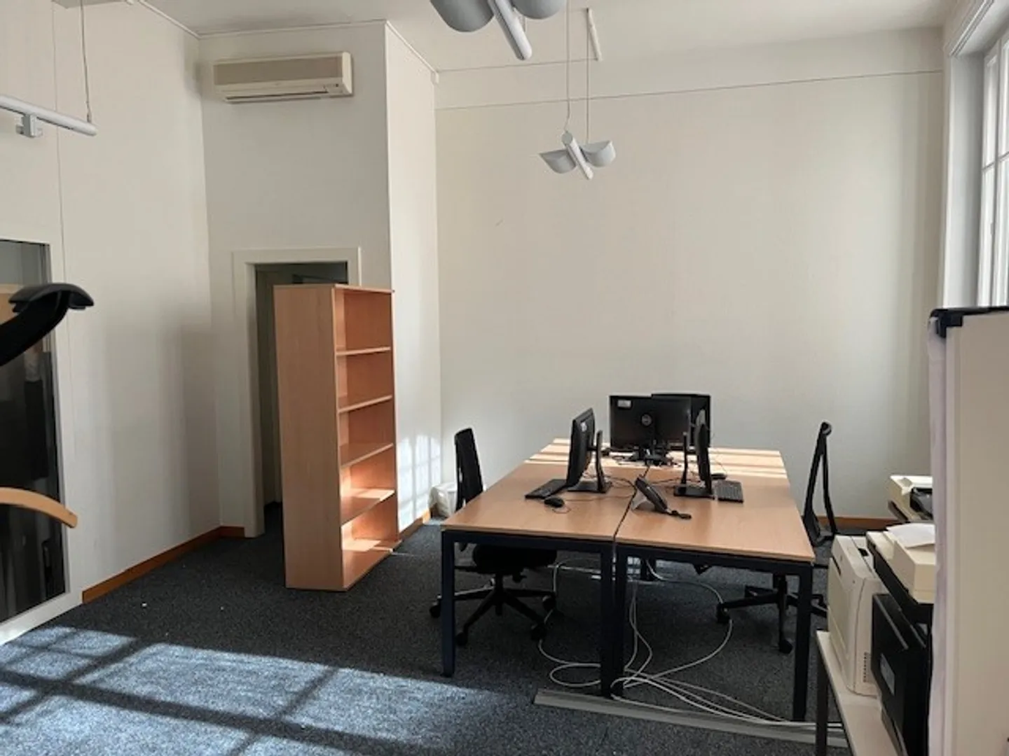 Office space for rent - Photo 2 of 11