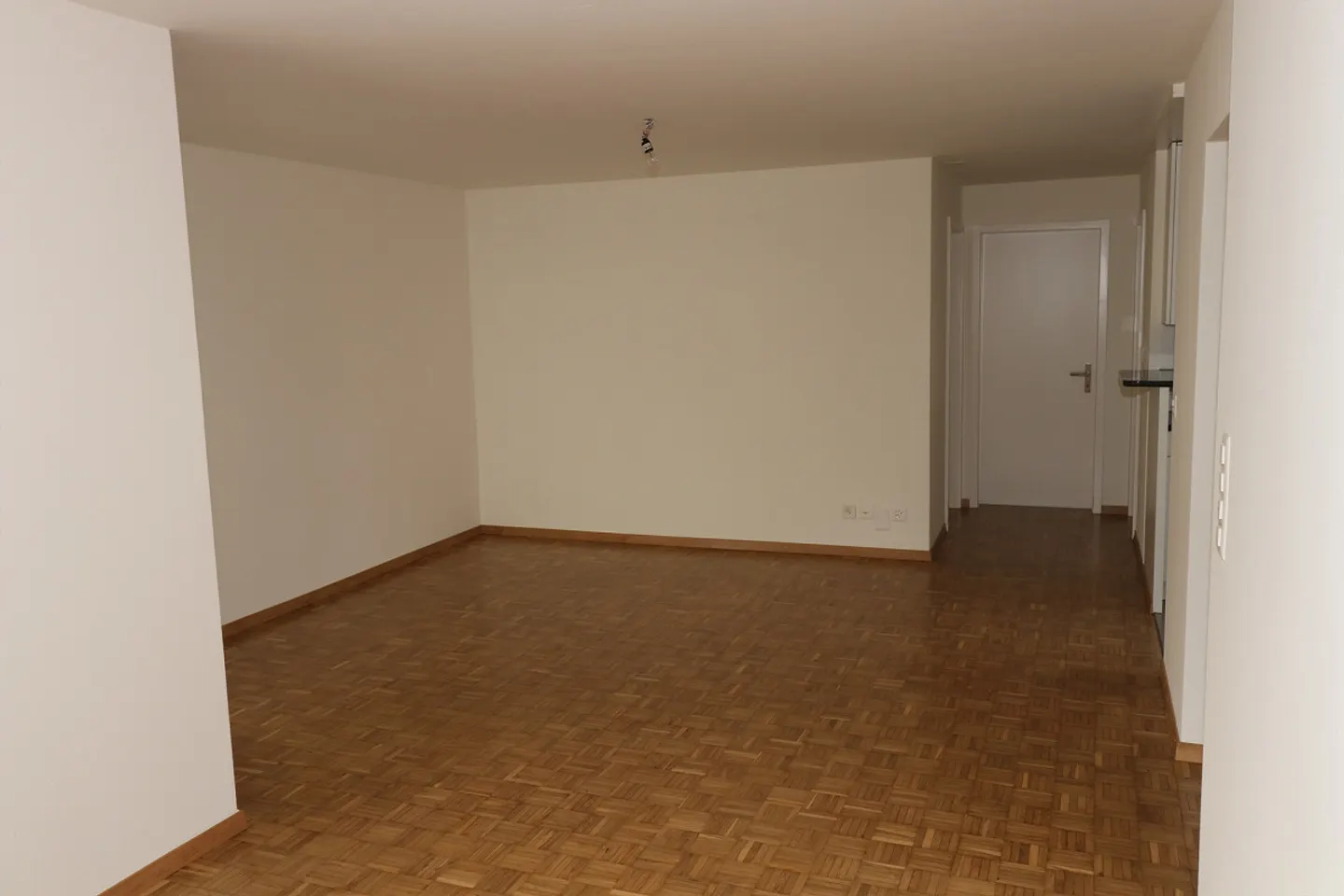 Beautiful 3 1/2 room apartment with garden seating area, 200 m from the train station - Photo 2 of 9