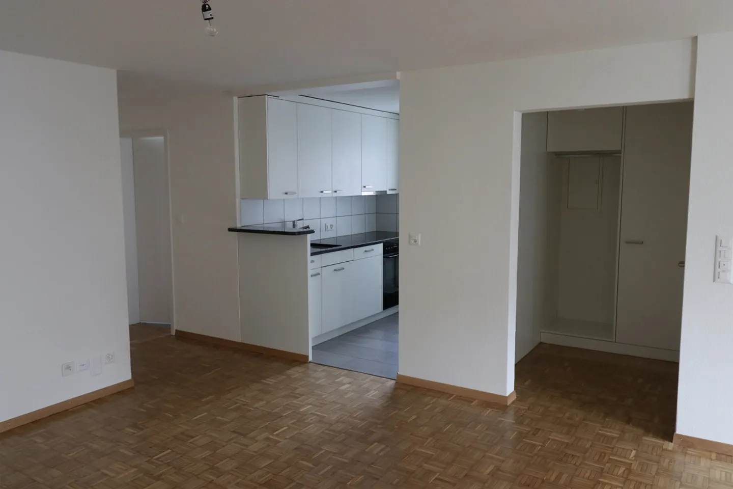 Beautiful 3 1/2 room apartment with garden seating area, 200 m from the train station - Photo 3 of 9