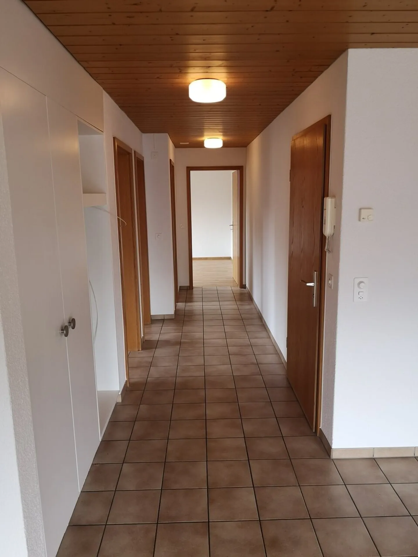 Appartement pratique de 4,5 pièces à Heimberg ! - Photo 2 sur 7