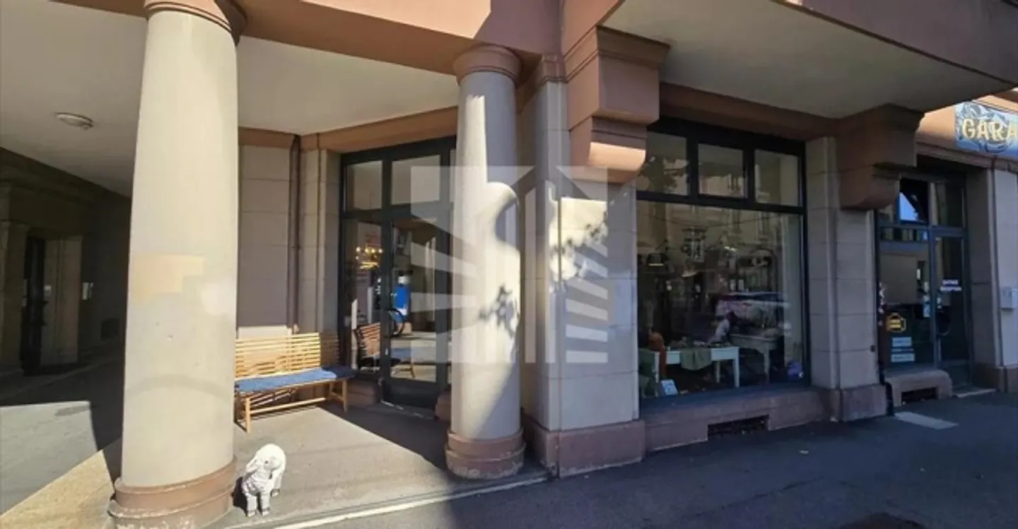 Mixed-use building for rent - Photo 1 of 9
