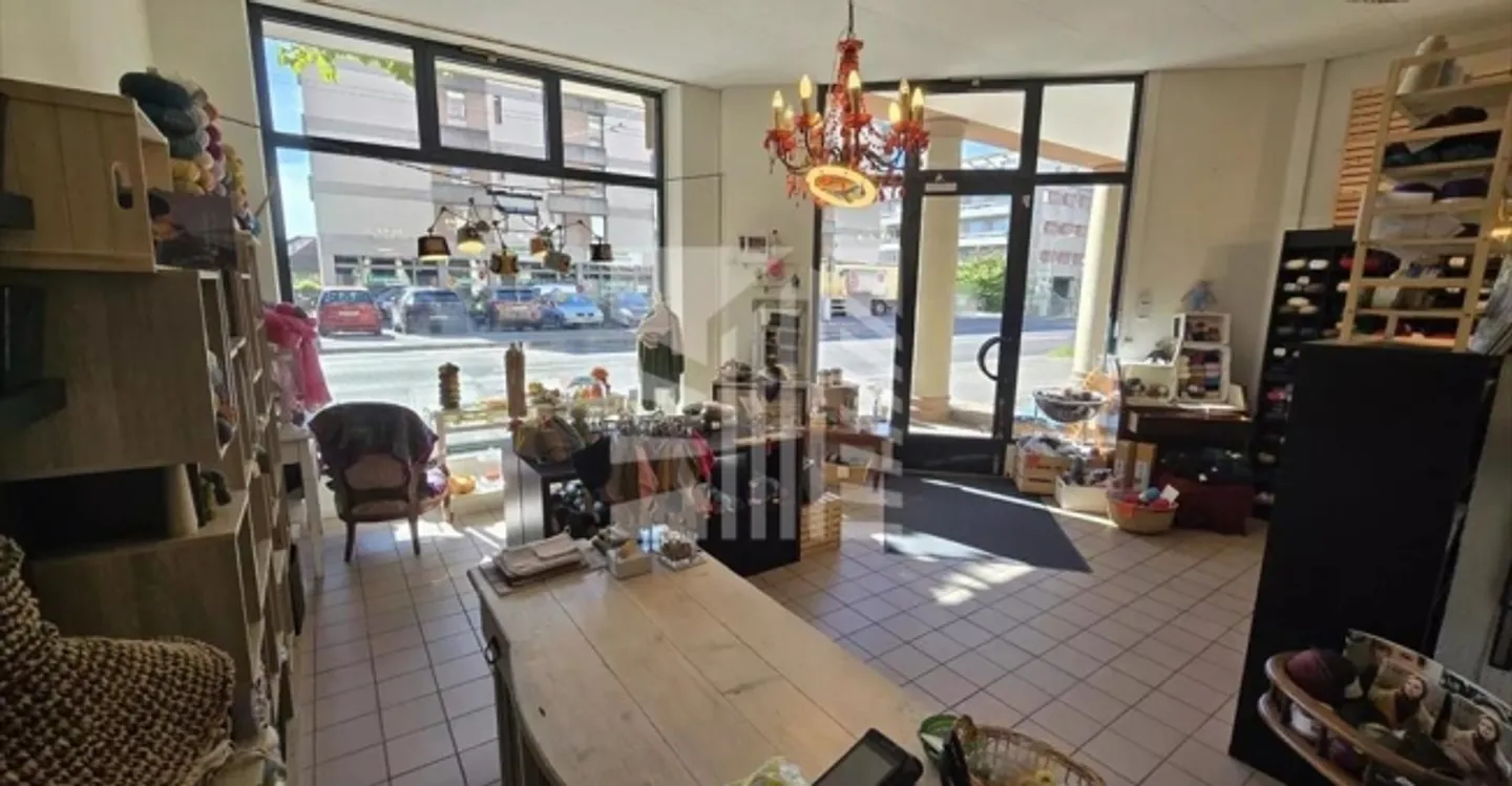 Mixed-use building for rent - Photo 5 of 9
