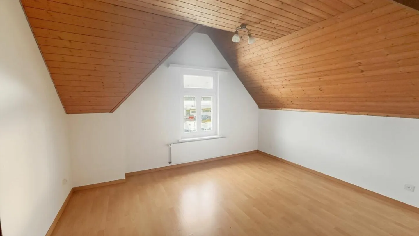 Charming 2.5-room attic apartment in a central location in Schwarzenbach for rent - Photo 3 of 10