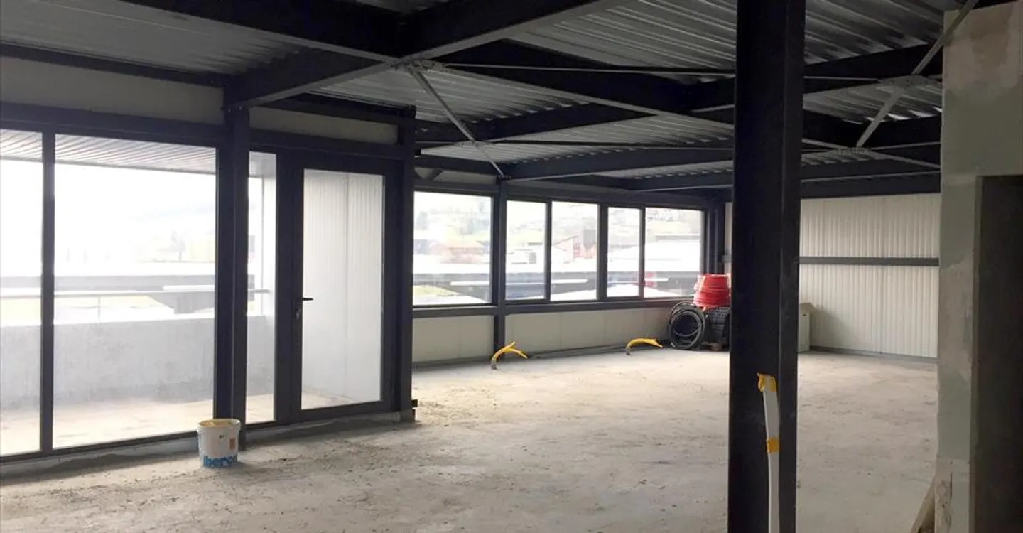 Mixed-use building for rent - Photo 2 of 5