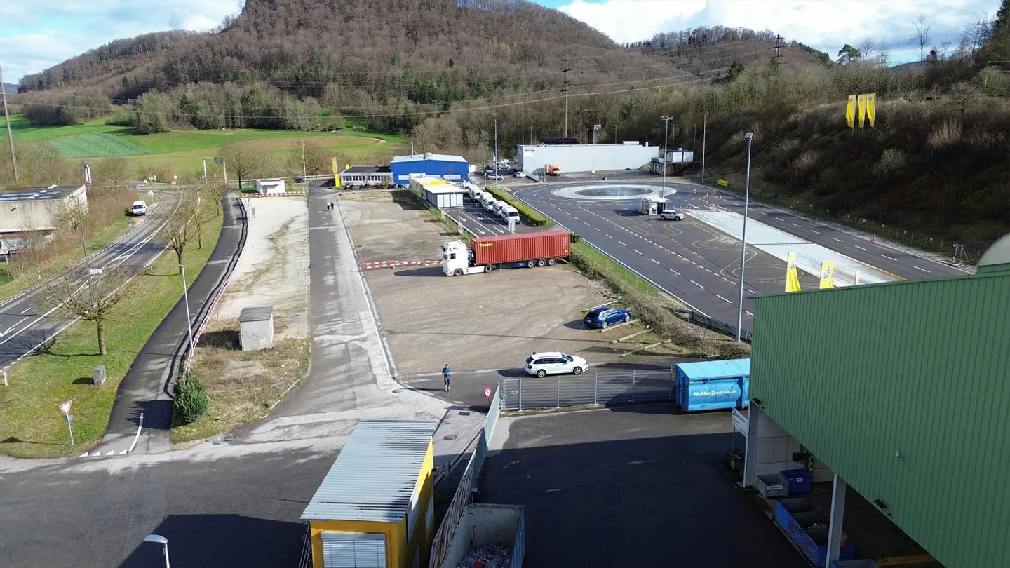 Parking space with direct motorway access - Photo 2 of 2