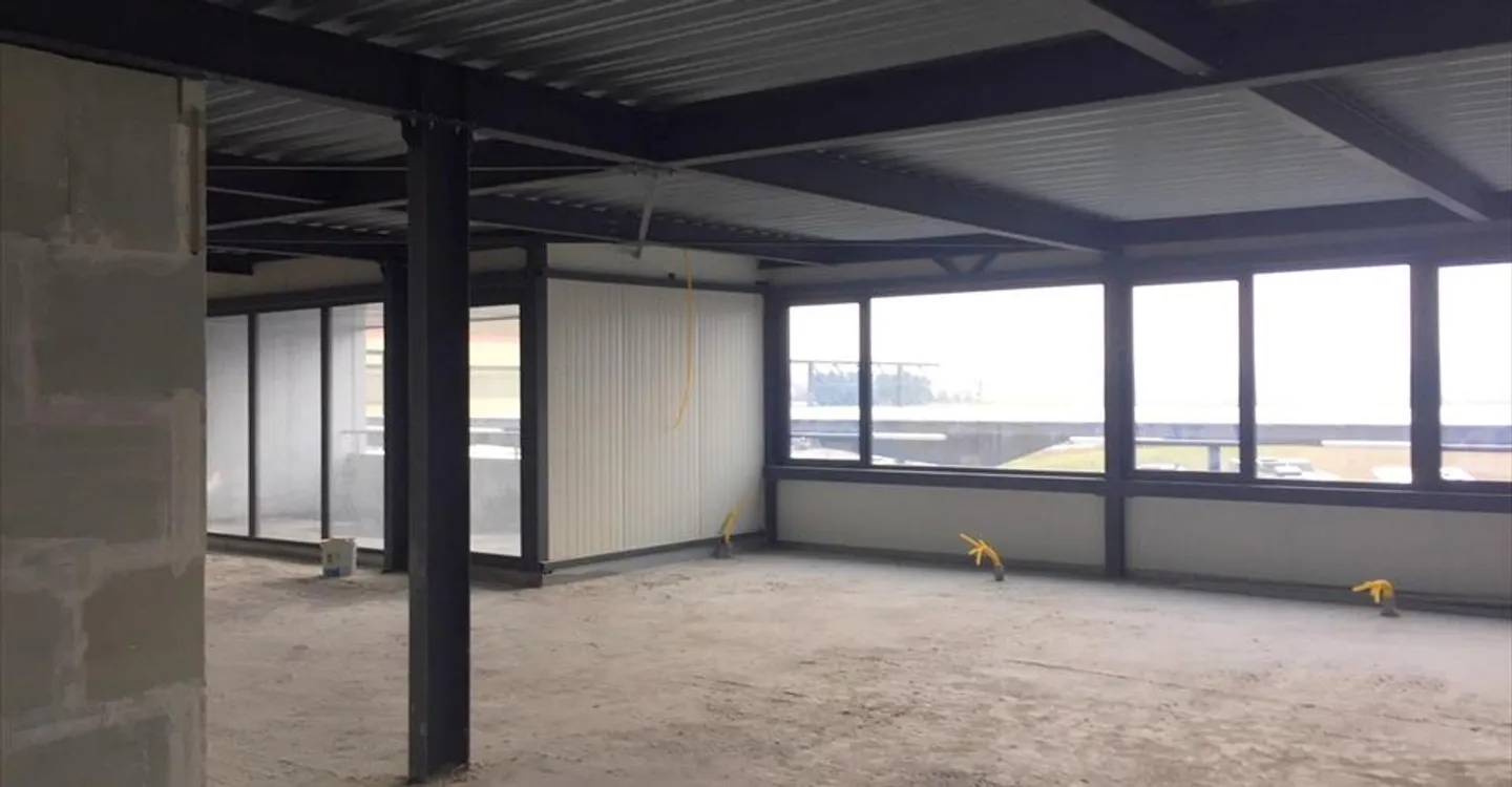 Mixed-use building for rent - Photo 3 of 5