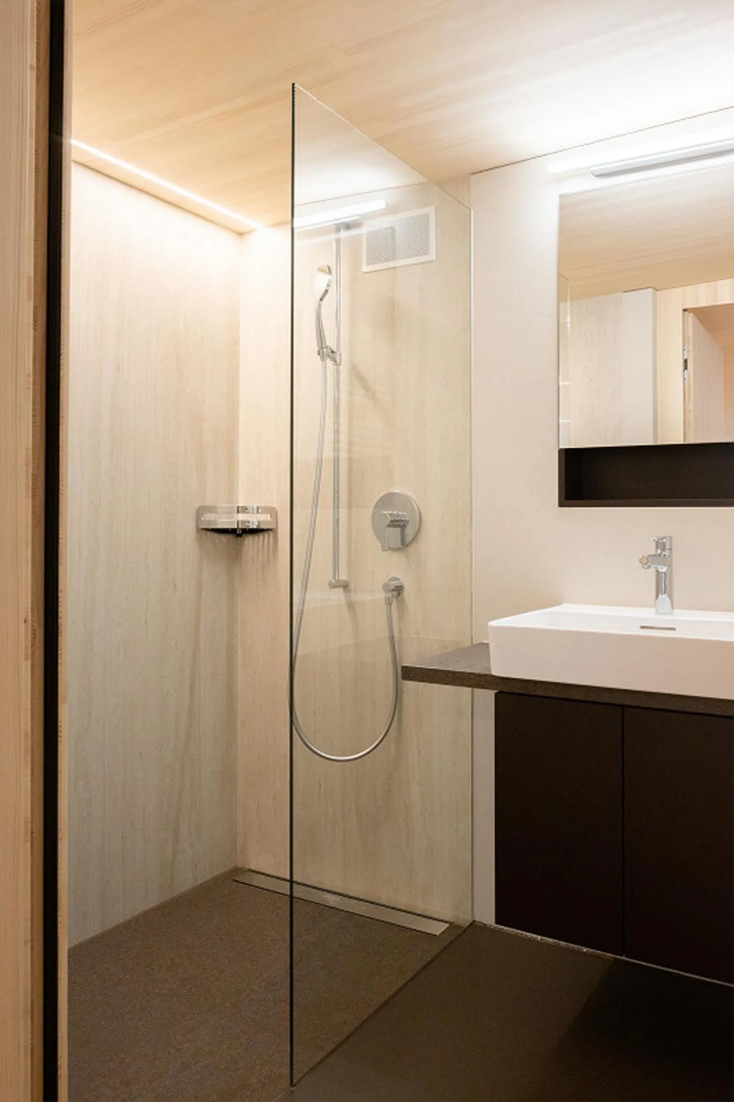 Loft-style studio apartment for rent on the lakeside promenade in Brunnen, SZ - Photo 10 of 13