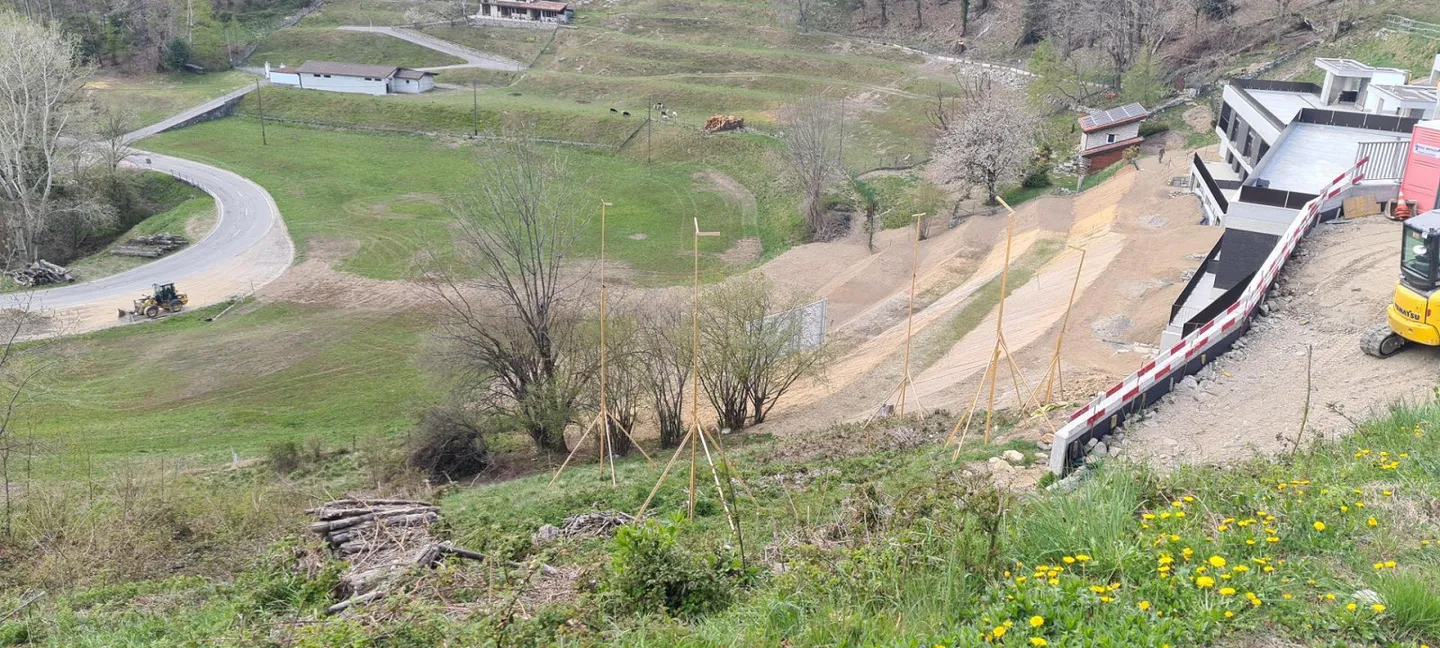 Terrain constructible de 762 m2 dans un emplacement ensoleillé et calme avec belle vue - Photo 1 sur 7