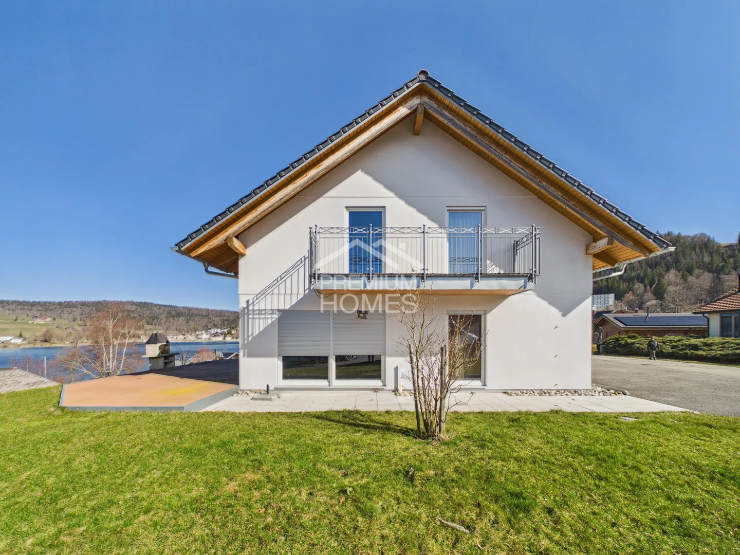 Villa sul lago con comfort moderni - Foto 1 di 8