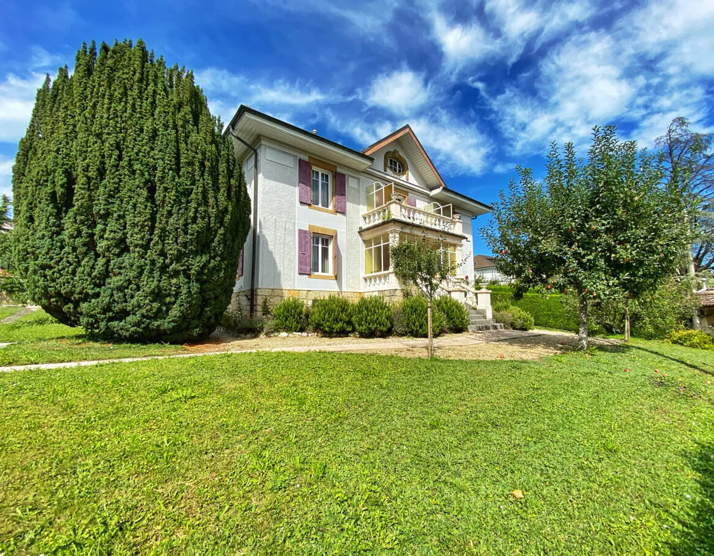 PROPRIÉTÉ INHABITUELLE ! MAGNIFIQUE MANOIR - Photo 2 sur 7