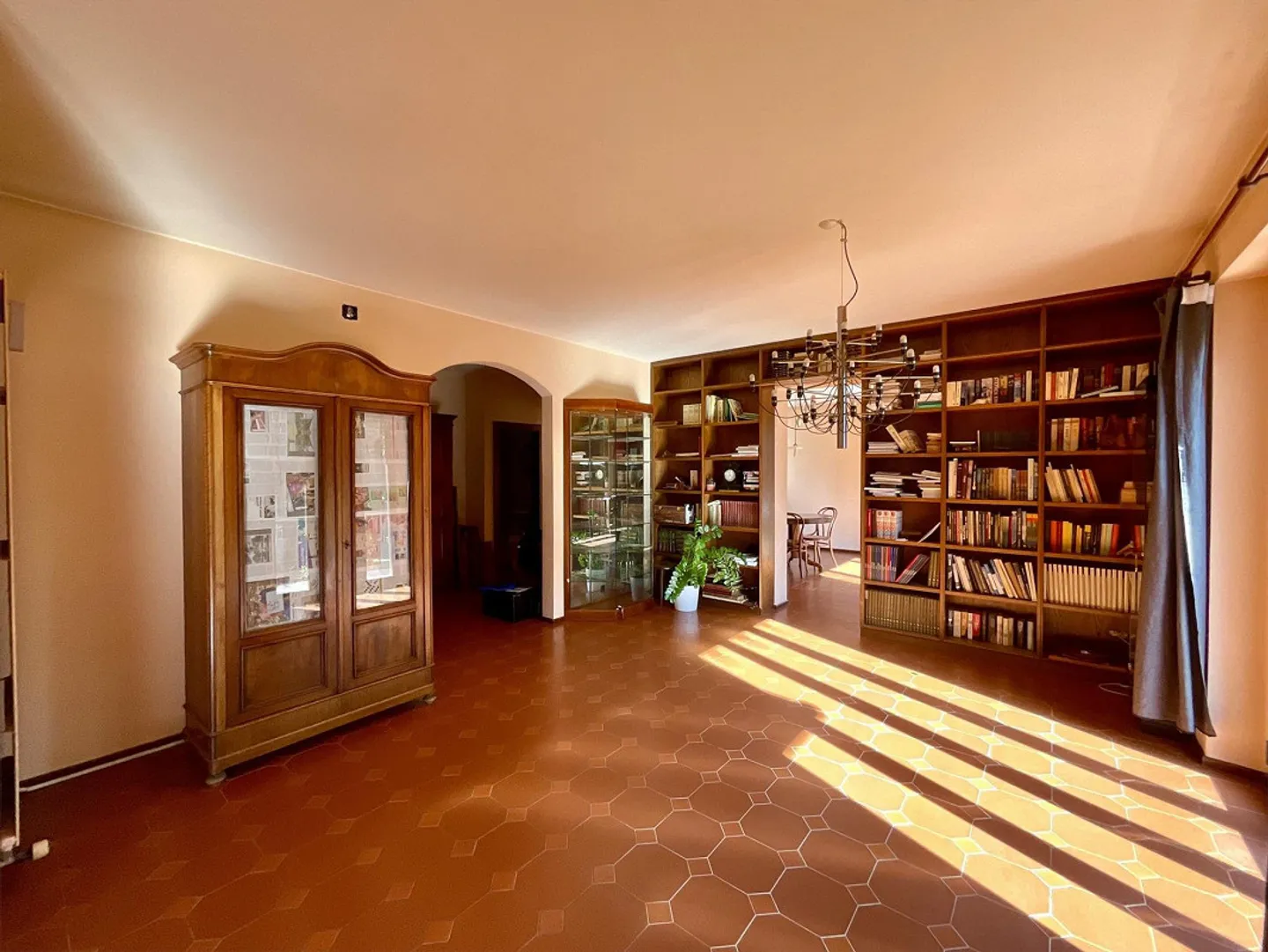 BELLINZONA - GERÄUMIGES EINFAMILIENHAUS IN ZENTRALER LAGE - Foto 3 von 10